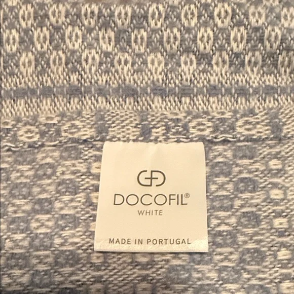 Elegant Blue and Cream Patterned Throw Blanket - Picture 2 of 2